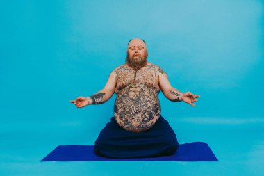Komik şişman adam yoga meditasyonu yapıyor, komik ve ironik karakter