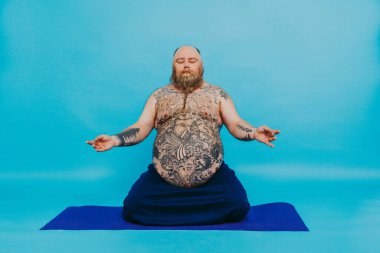Komik şişman adam yoga meditasyonu yapıyor, komik ve ironik karakter