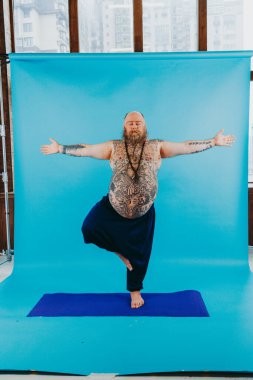 Komik şişman adam yoga meditasyonu yapıyor, komik ve ironik karakter