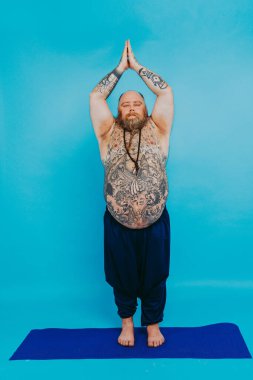 Komik şişman adam yoga meditasyonu yapıyor, komik ve ironik karakter