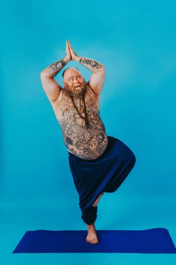 Komik şişman adam yoga meditasyonu yapıyor, komik ve ironik karakter