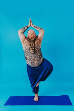 Komik şişman adam yoga meditasyonu yapıyor, komik ve ironik karakter