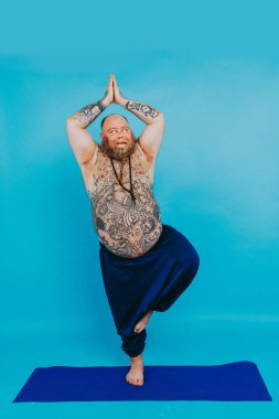 Komik şişman adam yoga meditasyonu yapıyor, komik ve ironik karakter