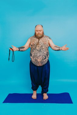 Komik şişman adam yoga meditasyonu yapıyor, komik ve ironik karakter