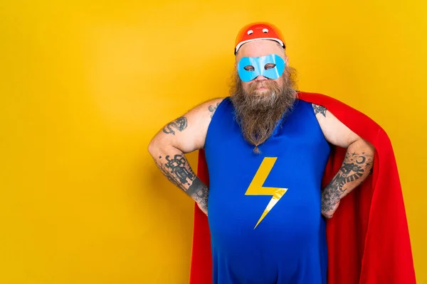 Смешной Толстяк Костюме Супергероя Действующий Сверхчеловек Специальными Способностями Портрет Цветном — стоковое фото