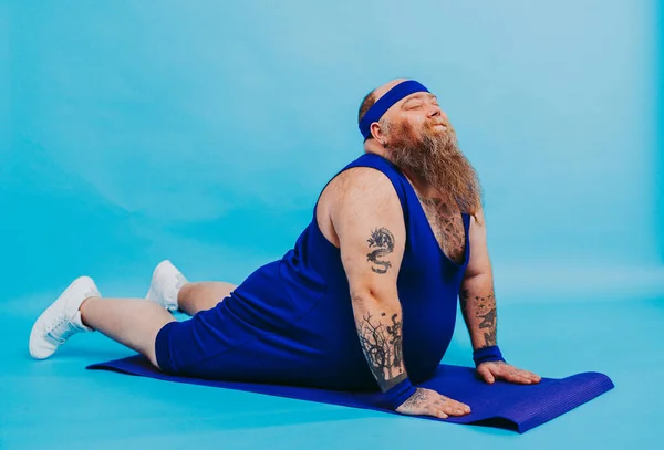 Vtipný Tlustý Muž Dělá Nějaké Sportovní Cvičení Nadváha Muž Problémy — Stock fotografie