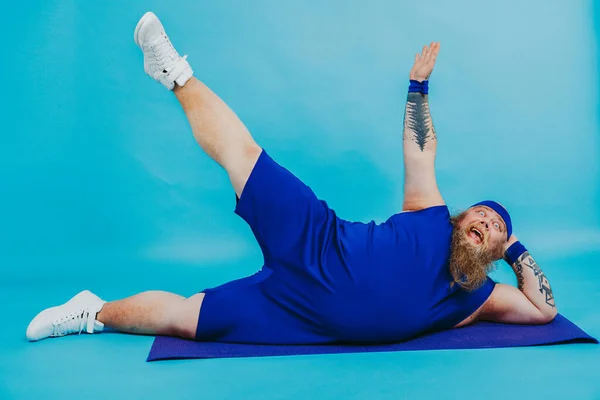 Hombre Gordo Divertido Haciendo Algunos Ejercicios Deportivos Hombre Con Sobrepeso — Foto de Stock