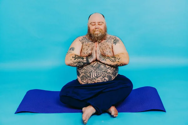 Hombre Gordo Divertido Haciendo Meditación Yoga Personaje Divertido Irónico —  Fotos de Stock