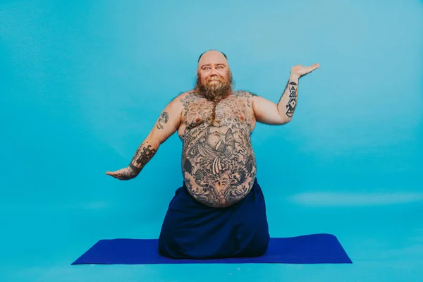 Hombre Gordo Divertido Haciendo Meditación Yoga Personaje Divertido Irónico —  Fotos de Stock