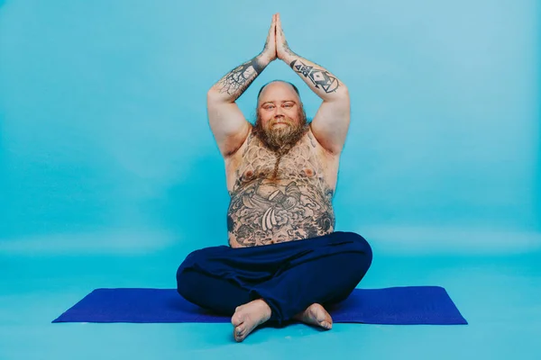 Hombre Gordo Divertido Haciendo Meditación Yoga Personaje Divertido Irónico —  Fotos de Stock