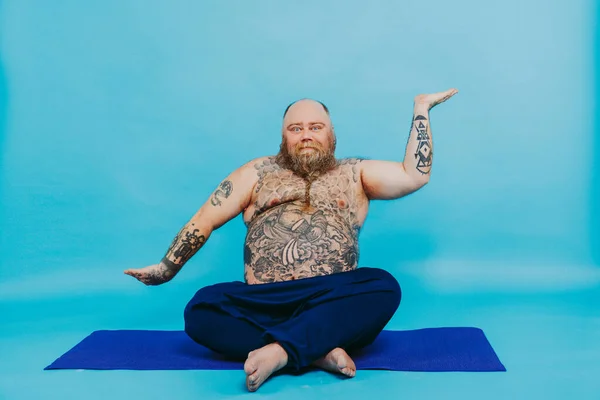 Hombre Gordo Divertido Haciendo Meditación Yoga Personaje Divertido Irónico —  Fotos de Stock