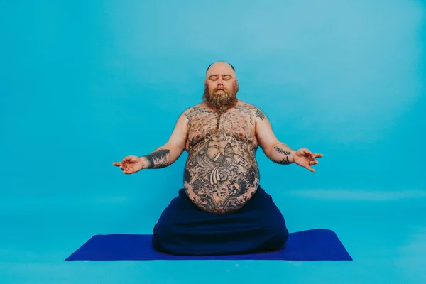 Hombre Gordo Divertido Haciendo Meditación Yoga Personaje Divertido Irónico —  Fotos de Stock
