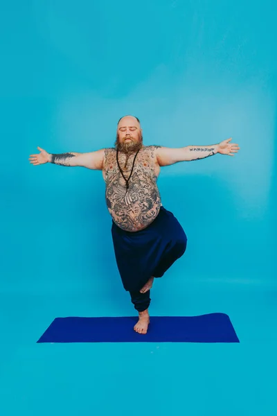Uomo Grasso Divertente Che Meditazione Yoga Personaggio Divertente Ironico — Foto Stock