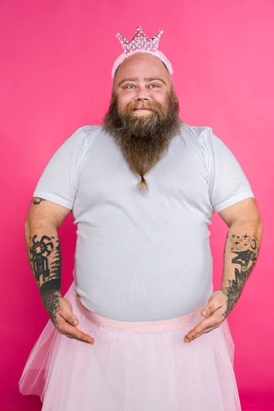 滑稽的胖男人假扮成芭蕾演员 穿着燕尾服 头戴胡子 背景粉红 跳起舞来 — 图库照片
