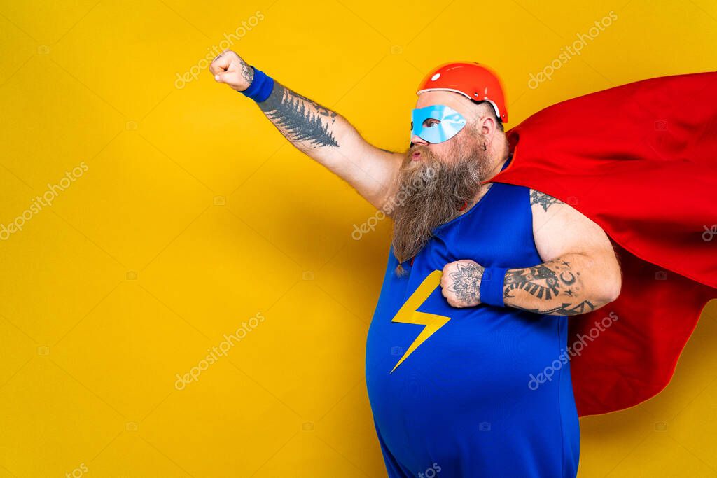 Uomo Grasso Divertente Con Costume Supereroe Che Agisce Come Sovrumano -  Foto Stock: Foto, Immagini © oneinchpunch 439103638