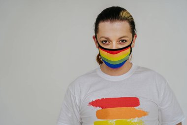 Igbtq toplum hakları için transseksüel mücadele - transseksüel erkek portresi, eşcinsellere, lezbiyenlere, transseksüellere ve homofobiye karşı kavramsal destek