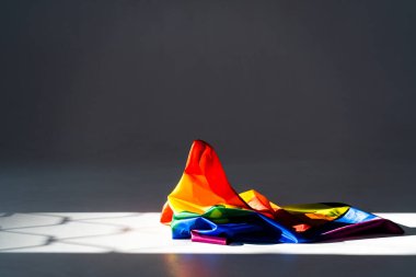 LGBT gökkuşağı bayrağı, eşcinsellere, lezbiyenlere, transseksüellere ve homofobiklere kavramsal destek