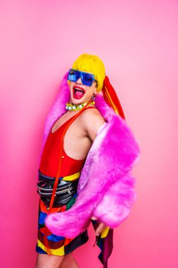 Igbtq toplum hakları için transseksüel mücadele - transseksüel erkek portresi, eşcinsellere, lezbiyenlere, transseksüellere ve homofobiye karşı kavramsal destek