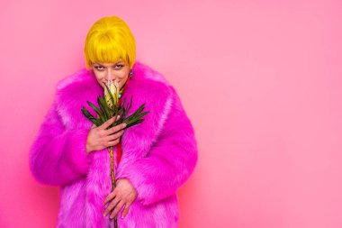 Igbtq toplum hakları için transseksüel mücadele - transseksüel erkek portresi, eşcinsellere, lezbiyenlere, transseksüellere ve homofobiye karşı kavramsal destek