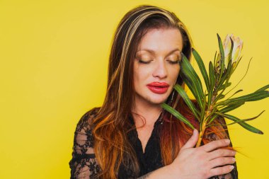 Igbtq toplum hakları için transseksüel mücadele - transseksüel erkek portresi, eşcinsellere, lezbiyenlere, transseksüellere ve homofobiye karşı kavramsal destek