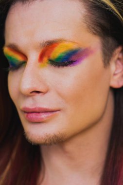 Igbtq toplum hakları için transseksüel mücadele - transseksüel erkek portresi, eşcinsellere, lezbiyenlere, transseksüellere ve homofobiye karşı kavramsal destek