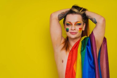 Igbtq toplum hakları için transseksüel mücadele - transseksüel erkek portresi, eşcinsellere, lezbiyenlere, transseksüellere ve homofobiye karşı kavramsal destek