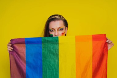 Igbtq toplum hakları için transseksüel mücadele - transseksüel erkek portresi, eşcinsellere, lezbiyenlere, transseksüellere ve homofobiye karşı kavramsal destek