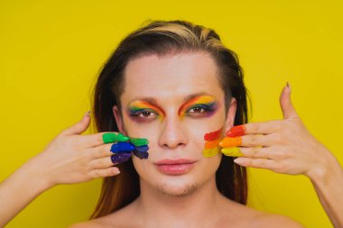 Igbtq toplum hakları için transseksüel mücadele - transseksüel erkek portresi, eşcinsellere, lezbiyenlere, transseksüellere ve homofobiye karşı kavramsal destek