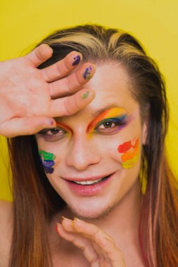 Igbtq toplum hakları için transseksüel mücadele - transseksüel erkek portresi, eşcinsellere, lezbiyenlere, transseksüellere ve homofobiye karşı kavramsal destek