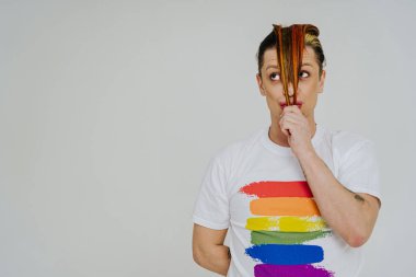 Igbtq toplum hakları için transseksüel mücadele - transseksüel erkek portresi, eşcinsellere, lezbiyenlere, transseksüellere ve homofobiye karşı kavramsal destek