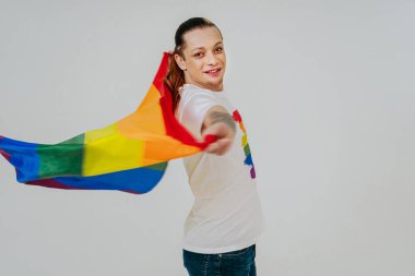 Igbtq toplum hakları için transseksüel mücadele - transseksüel erkek portresi, eşcinsellere, lezbiyenlere, transseksüellere ve homofobiye karşı kavramsal destek