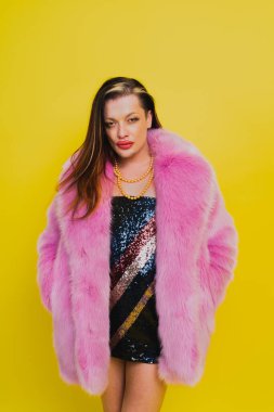 Igbtq toplum hakları için transseksüel mücadele - transseksüel erkek portresi, eşcinsellere, lezbiyenlere, transseksüellere ve homofobiye karşı kavramsal destek