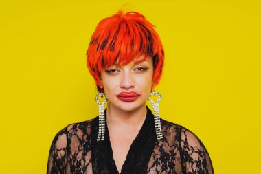 Igbtq toplum hakları için transseksüel mücadele - transseksüel erkek portresi, eşcinsellere, lezbiyenlere, transseksüellere ve homofobiye karşı kavramsal destek