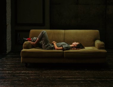 Ampütasyonu olan güzel bir genç kadın - güzel ve kendine güveni tam bir kadın, bacağı sakat, vücudunu mahcup eden bir kadına poz veriyor.