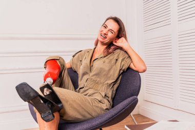 Ampütasyonu olan güzel bir genç kadın - güzel ve kendine güveni tam bir kadın, bacağı sakat, vücudunu mahcup eden bir kadına poz veriyor.