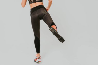 Ampütasyonu olan güzel bir genç kadın - güzel ve kendine güveni tam bir kadın, bacağı sakat, vücudunu mahcup eden bir kadına poz veriyor.