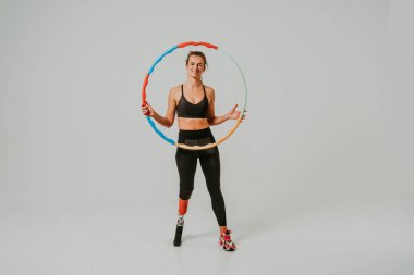 Ampütasyonu olan güzel bir genç kadın - güzel ve kendine güveni tam bir kadın, bacağı sakat, vücudunu mahcup eden bir kadına poz veriyor.