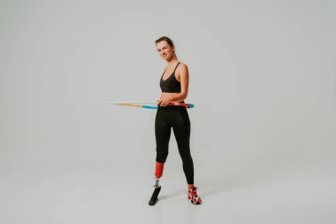 Ampütasyonu olan güzel bir genç kadın - güzel ve kendine güveni tam bir kadın, bacağı sakat, vücudunu mahcup eden bir kadına poz veriyor.