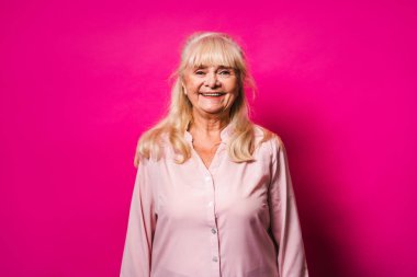 Güzel bir son sınıf öğrencisi ve kameraya bakıp gülümsüyor.