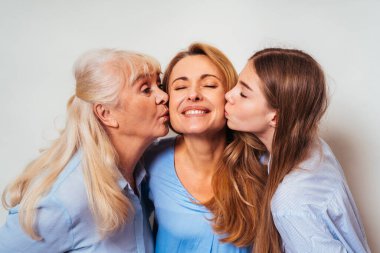 Büyükanne, kız ve torun evde birlikte, mutlu aile hayatı anları - aile eğleniyor, yaşlılar hakkında kavramlar, zor-nesil aile ve ilişki