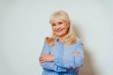 Güzel bir son sınıf öğrencisi ve kameraya bakıp gülümsüyor.