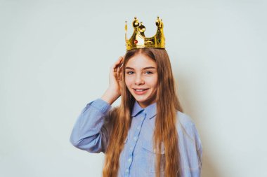 Evdeki ilkokulda çok güzel bir kız küçük yaşta gülümseyen bir çocuk, aile, bebek ve yaşam tarzı kavramları.