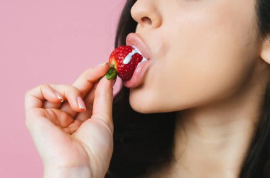 Profil görünümünde meyve yiyen güzel bir kadın görüntüsü