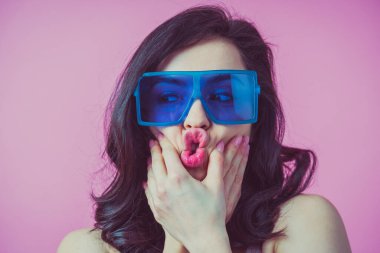 Komik ifadeler yapan genç bir kadının görüntüsü. Pop sanat kurgu stili