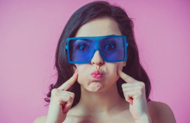 Komik ifadeler yapan genç bir kadının görüntüsü. Pop sanat kurgu stili