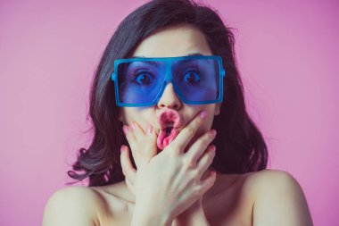 Komik ifadeler yapan genç bir kadının görüntüsü. Pop sanat kurgu stili