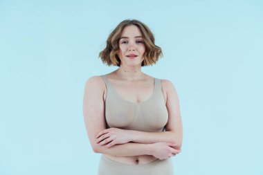 Stüdyoda poz veren güzel bir kadın resmi. Vücut pozitifliği ve kendini kabullenme kavramı