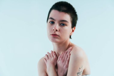 Stüdyoda iç çamaşırı giyen güzel bir kadının görüntüsü. Vücut pozitifliği ve kendini kabullenme kavramı