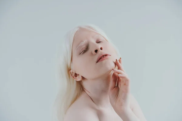 Gyönyörű Kép Egy Albínó Lányról Aki Fehérneműt Visel Stúdióban Fogalom — Stock Fotó