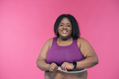 Genç bir kadın spor salonunda pilates ve fonksiyonel eğitim yapıyor. Spor, spor ve kilo kaybı kavramı